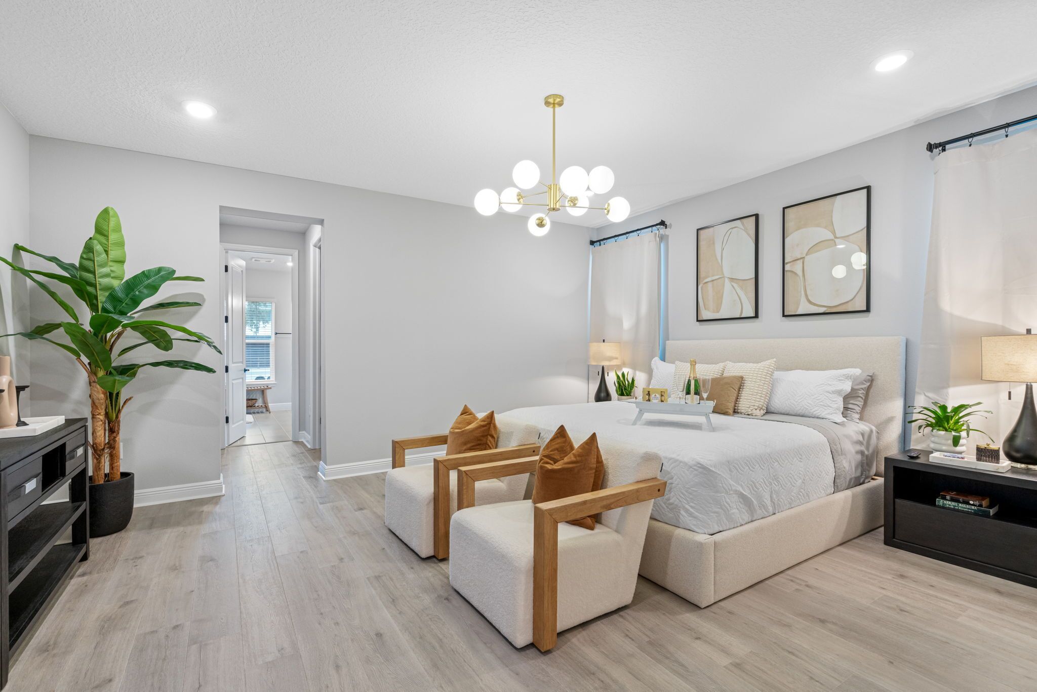 4 chambres, bureau, fer et planche à repasser, lit parapluie