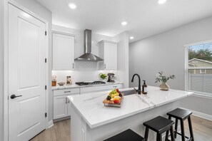 Geladeira, micro-ondas, fogão, cooktop