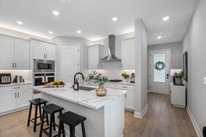 Fridge, microwave, oven, stovetop - 5 star Luxury-NEW built GEM in Prime SOHO/HydePark (Tampa)