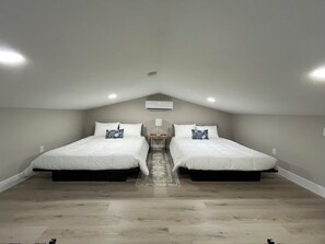 3 chambres, bureau, fer et planche à repasser, lit de bébé portatif