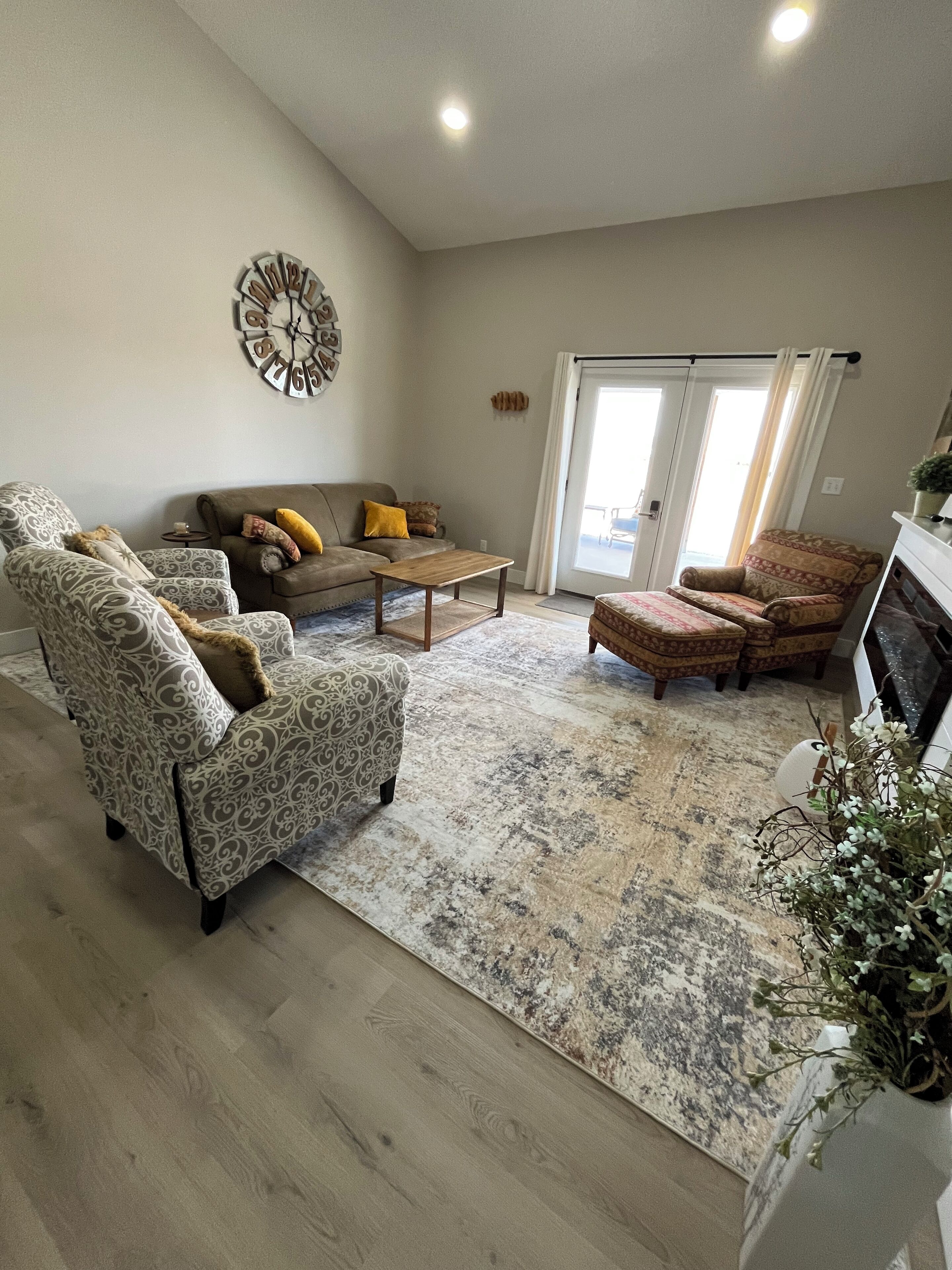 Smart-tv, een open haard, boeken en een printer