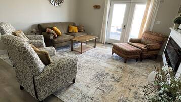 TV connectée, cheminée, livres, imprimantes