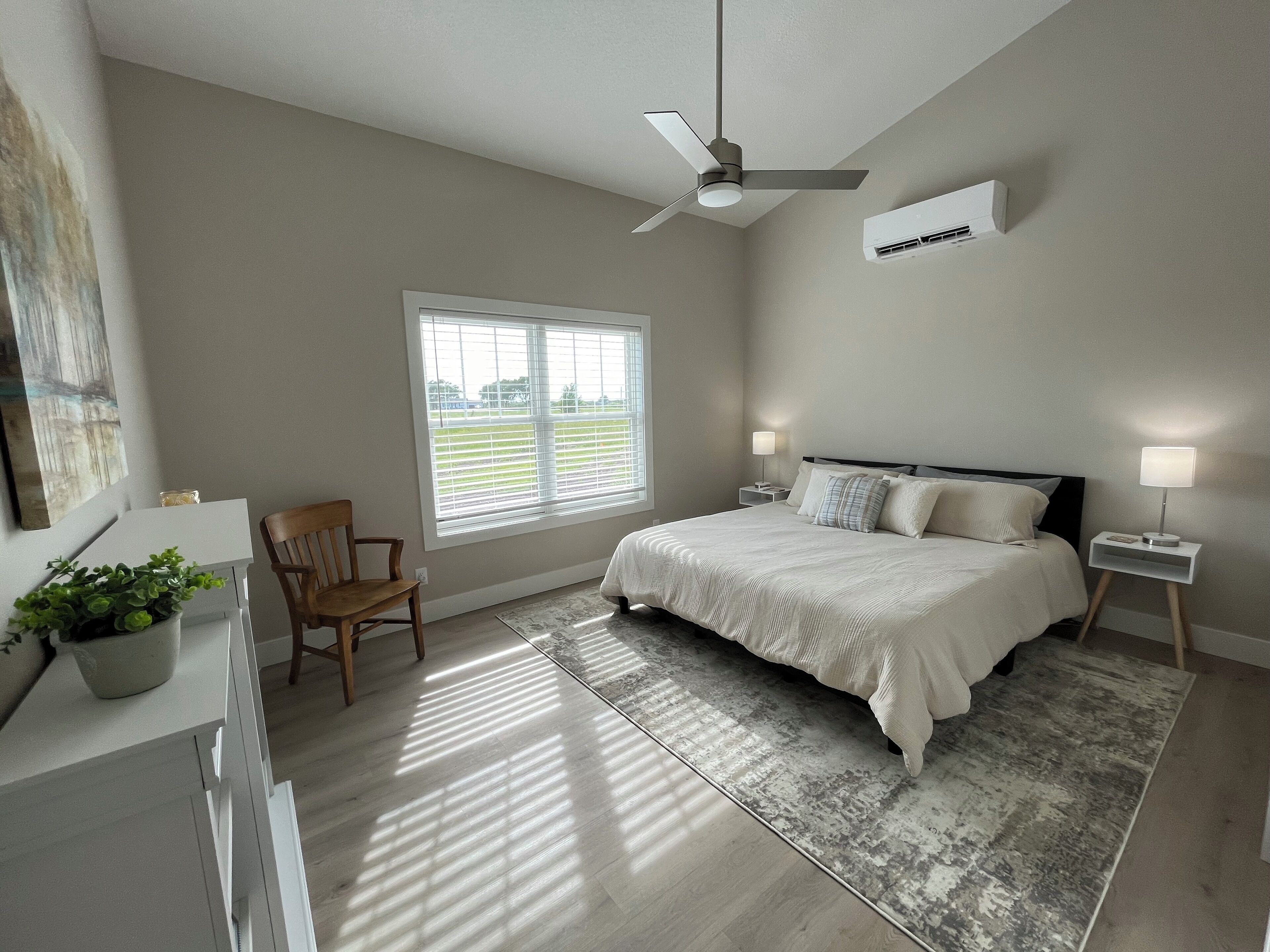 3 slaapkamers, een bureau, een strijkplank/strijkijzer, reisbedje