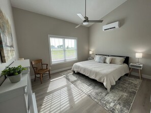 3 chambres, bureau, fer et planche à repasser, lit parapluie