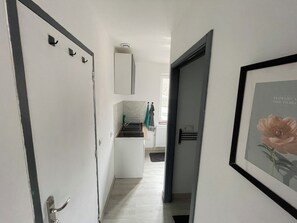 Frigorífico, microondas, horno y placa de cocina