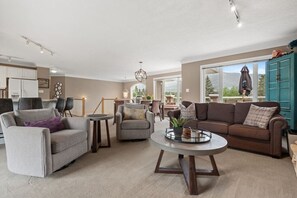 Smart TV, fireplace, stereo