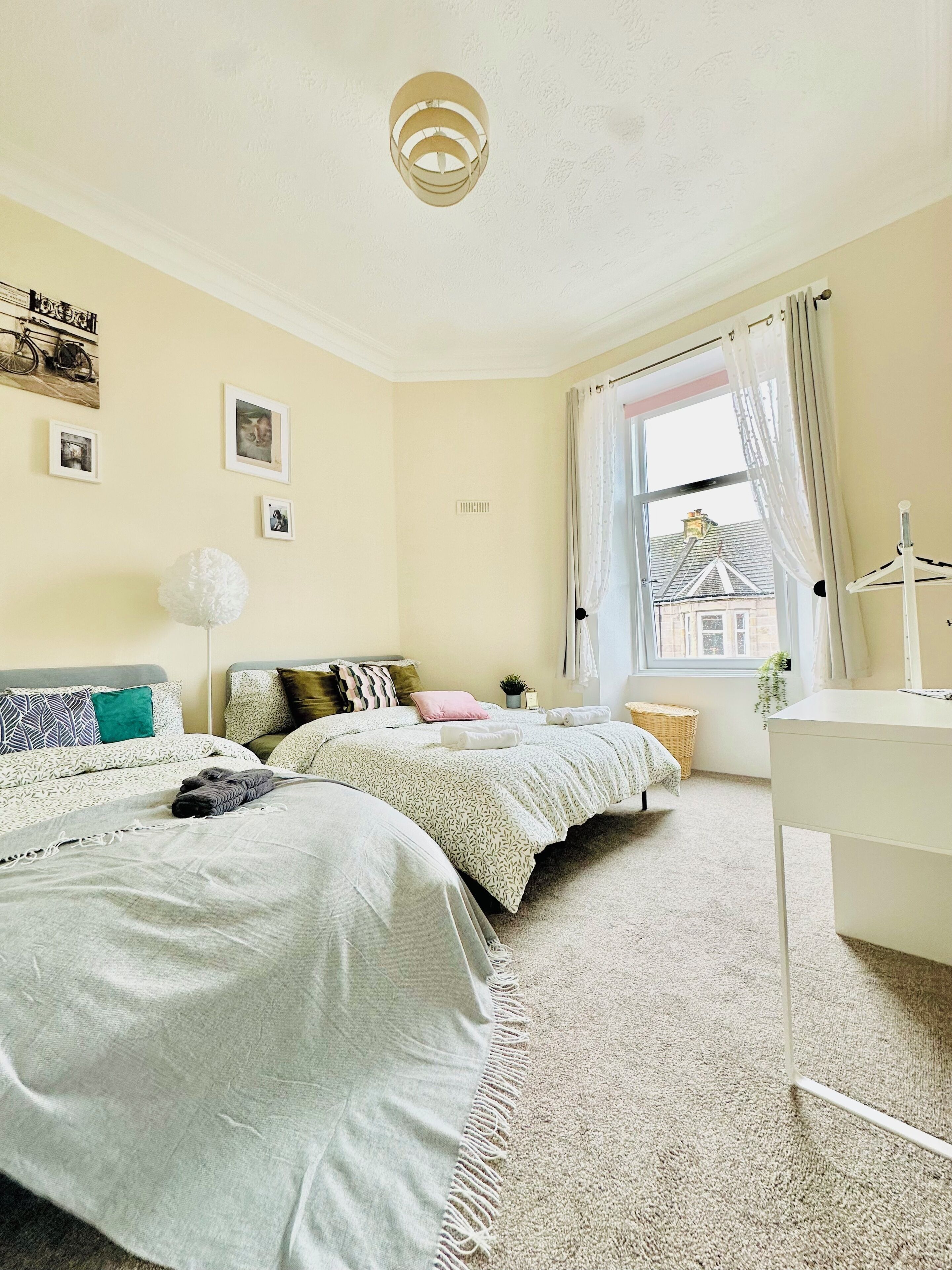 2 habitaciones, tabla de planchar con plancha, wifi y ropa de cama 