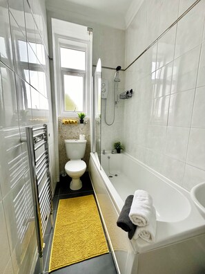 Hair dryer, towels, soap, toilet paper - Best Dumbarton home, spacious and  bright (Dumbarton)