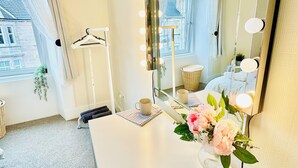 Une salle de bain moderne avec un grand miroir, un meuble-lavabo et des luminaires.