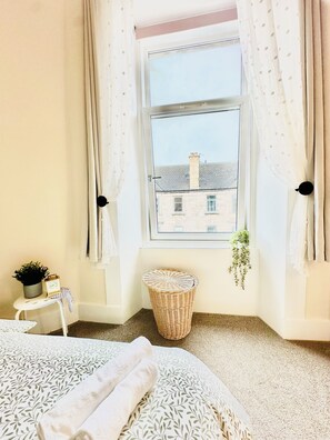 2 habitaciones, tabla de planchar con plancha, wifi y ropa de cama