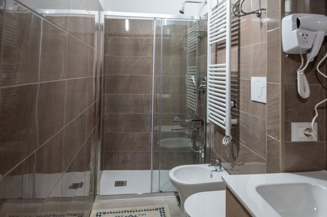 Sèche-cheveux, serviettes fournies