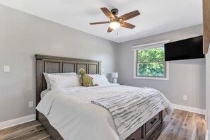 2 chambres, bureau, fer et planche à repasser, accès au Wi-Fi (inclus)