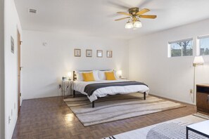 3 Schlafzimmer, Schreibtisch, Bügeleisen/Bügelbrett, Reisekinderbett