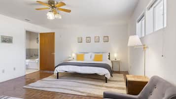 3 quartos, escrivaninha, ferros/tábuas de passar roupa, berço de viagem