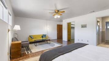 3 habitaciones, escritorio y tabla de planchar con plancha