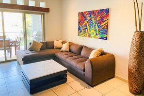 Leilighet, 2 soverom, balkong | Oppholdsområde | TV