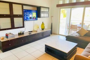 Leilighet, 2 soverom, balkong | Oppholdsområde | TV