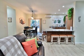 TV - Contreras Vacation House (Forks)