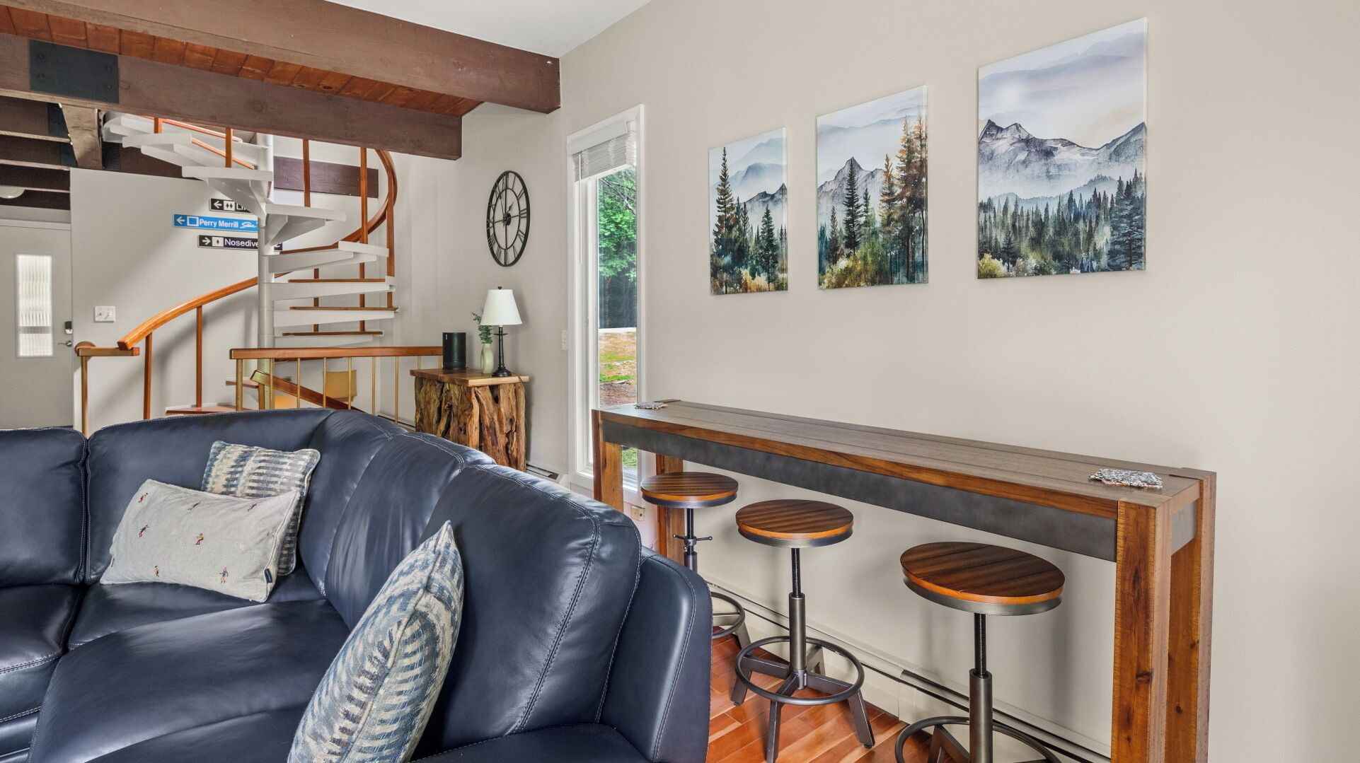 Smart TV, chimenea, reproductor de DVD y monitor de computadora 