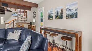 スマートテレビ、暖炉、DVD プレーヤー、PC モニター