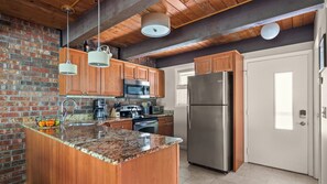 冷蔵庫、電子レンジ、オーブン、コンロ