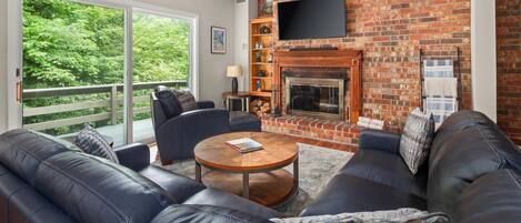 Smart TV, caminetto, lettore DVD, monitor per computer