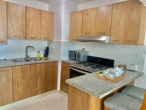 Frigorifero, microonde, forno, piano cottura