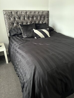 3 bedrooms, iron/ironing board, free WiFi, bed sheets - GETHIN HOUSE3 2min to Bpw and Merthyr Tydfil.A large 3 bedroom house (Abercanaid)