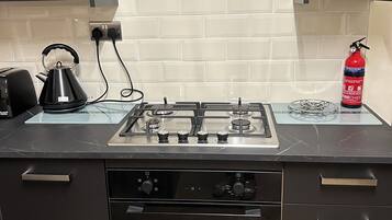 Geladeira, micro-ondas, fogão, cooktop