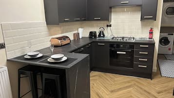 Kjøleskap, mikrobølgeovn, ovn og kokeplater