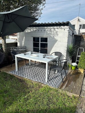 Outdoor dining - GETHIN HOUSE3 2min to Bpw and Merthyr Tydfil.A large 3 bedroom house (Abercanaid)