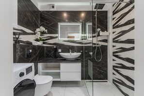 Comfort Apartment | Bathroom - Bastion Wałowa - ECS View by GA (Gdansk)