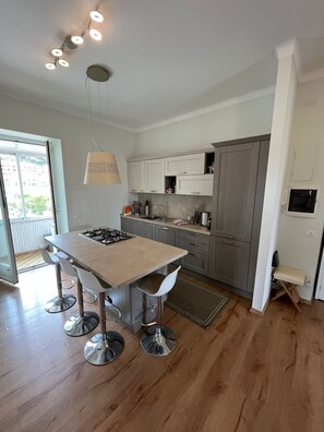 Mikrowelle, Ofen, Geschirrspüler