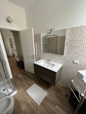 Shower, hair dryer, bidet, towels - Casa dei Romani (Ventimiglia)