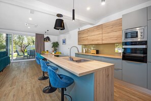 冰箱、微波炉、烤箱、炉灶