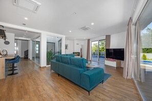 电视、电子游戏、桌上足球