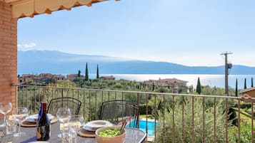 Appartement, vue piscine | Restauration dans la chambre