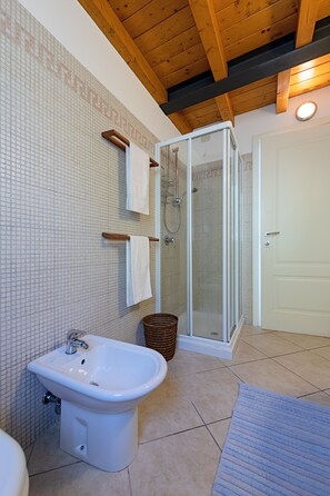 Appartement, vue piscine | Salle de bain