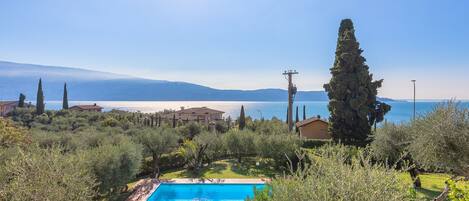 Appartamento, vista piscina | Vista dalla camera