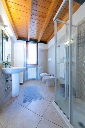 Apartment, Poolblick | Dusche im Bad