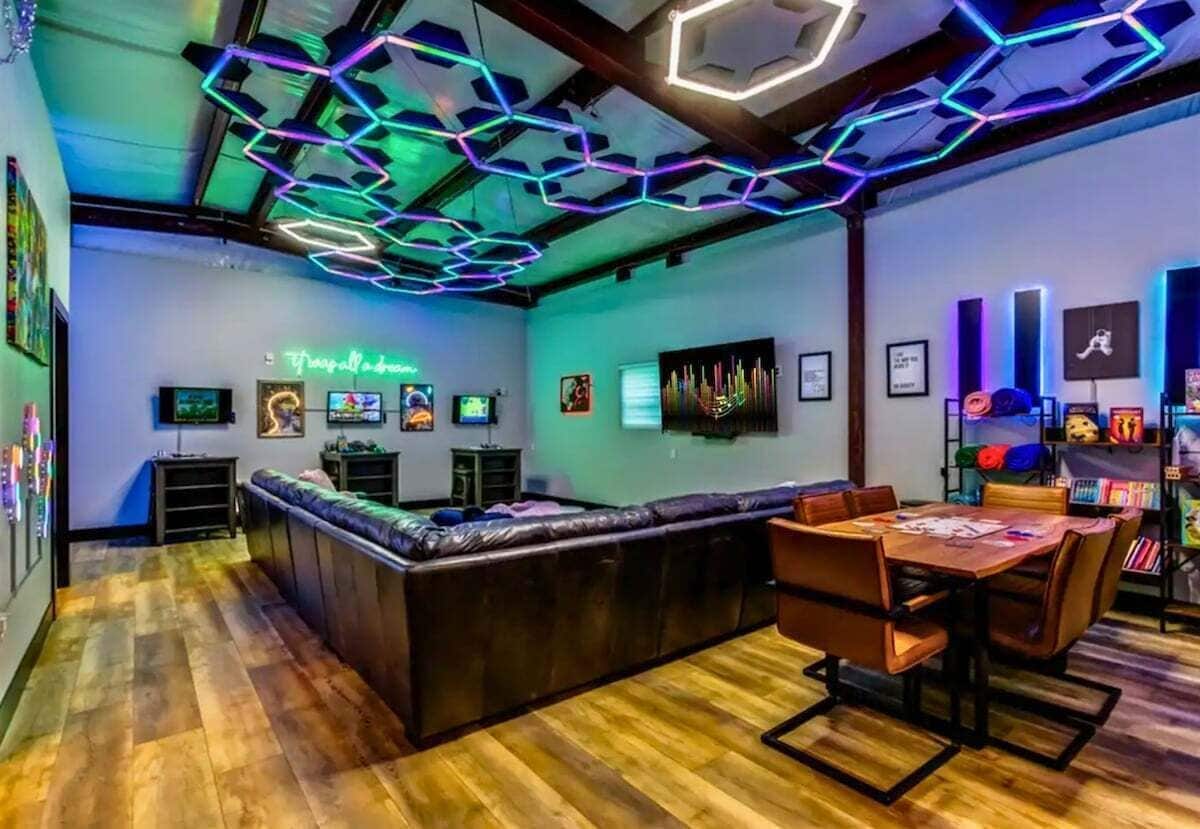 Un interior moderno con suelo de madera, una zona de bar y un área de descanso.