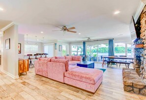 TV, fireplace, video games, table tennis - Lakeside Retreat w/Pool, Hot Tub, Games & Dock (Hot Springs)