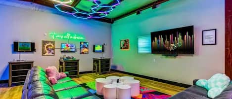 スマートテレビ、暖炉、テレビゲーム、卓球台