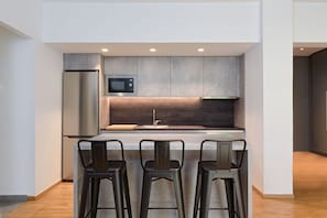 Fridge, oven, stovetop, dishwasher