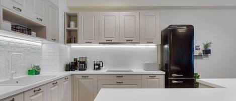 Kühlschrank, Ofen, Herdplatte, Geschirrspüler