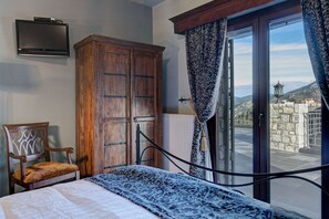 4 chambres, coffres-forts dans les chambres, fer et planche Ă repasser