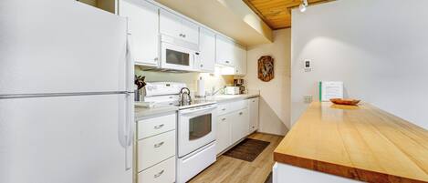 Fridge, microwave, stovetop, dishwasher