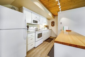 Kjøleskap, mikrobølgeovn, kokeplater og oppvaskmaskin