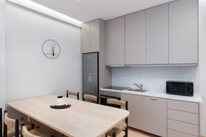 Frigorifero, microonde, forno, piano cottura