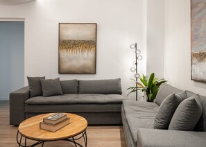 Tv, ett musikbibliotek och en stereo